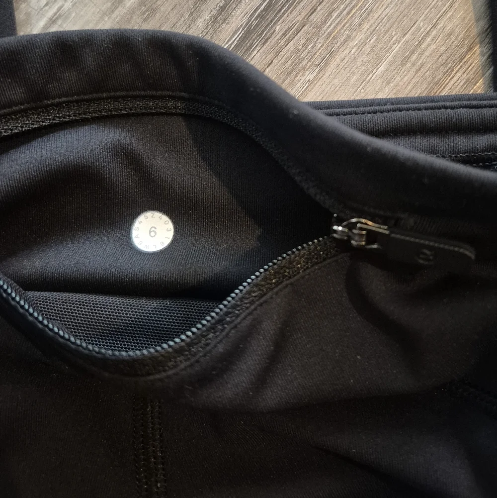 Lululemon Athletica Sz 6 Black 3/4 Leggings - Picture 3 of 4